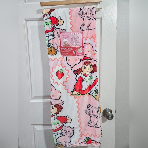 Strawberry Shortcake Fleece Blanket Plush Throw 50x70" - Picture 1 of 6